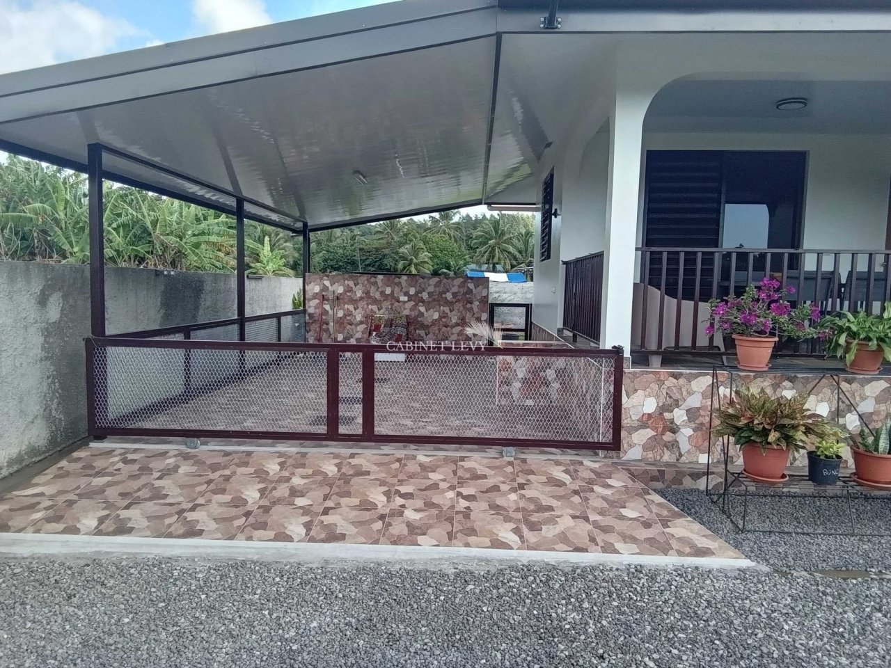 A LOUER sur PAPEARI une MAISON de TYPE F2