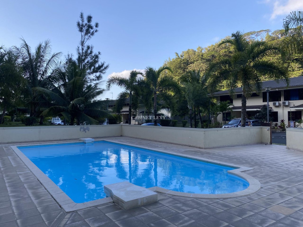 Vue sur la piscine de la résidence