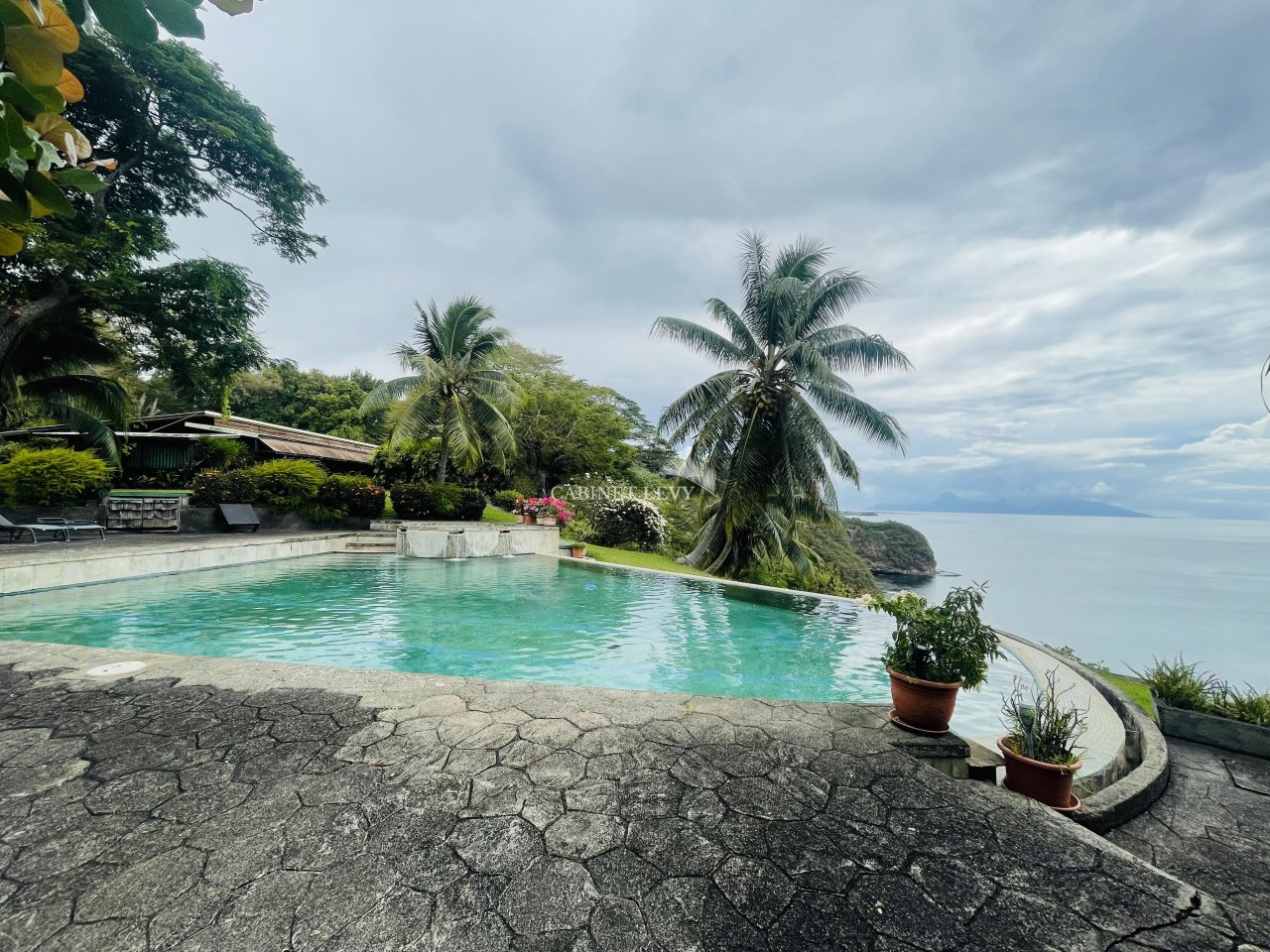 À LOUER À MAHINA MAISON T3 meublée- Propriété de 5 hectares - Piscine vue Moorea
