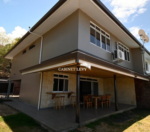 A louer maison F5  &quot;meublée/équipée&quot; à Arue (Vue Mer) Libre MI-AOUT