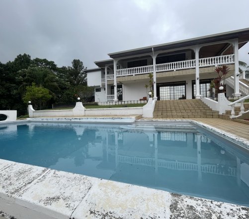 À vendre maison T4 à Mahina avec piscine – vue Motu Martin